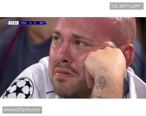 当足球明星在赛场上泪流满面时背后的故事与情感揭秘