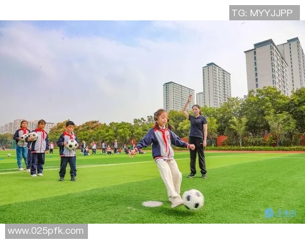 足球明星在训练中跳绳的高清图片展现运动魅力与活力