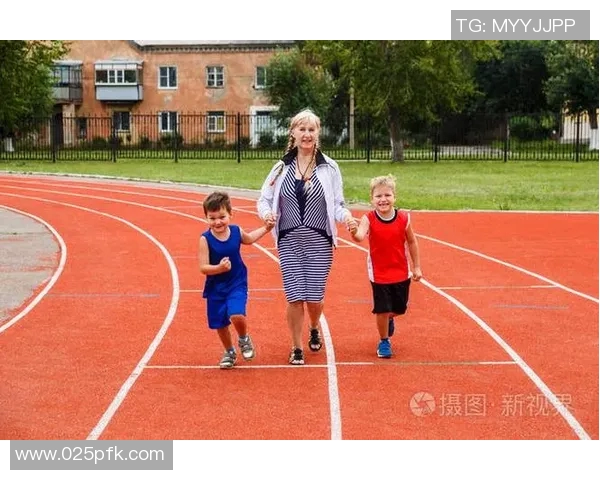 足球明星的幸福家庭生活照片展示妻子与孩子的温馨瞬间