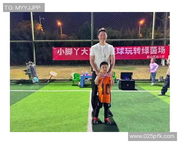 幼儿园活动中小朋友们争做足球明星展现运动魅力与团队精神